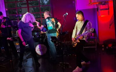 Rock vor beeindruckender Industrie-Kulisse